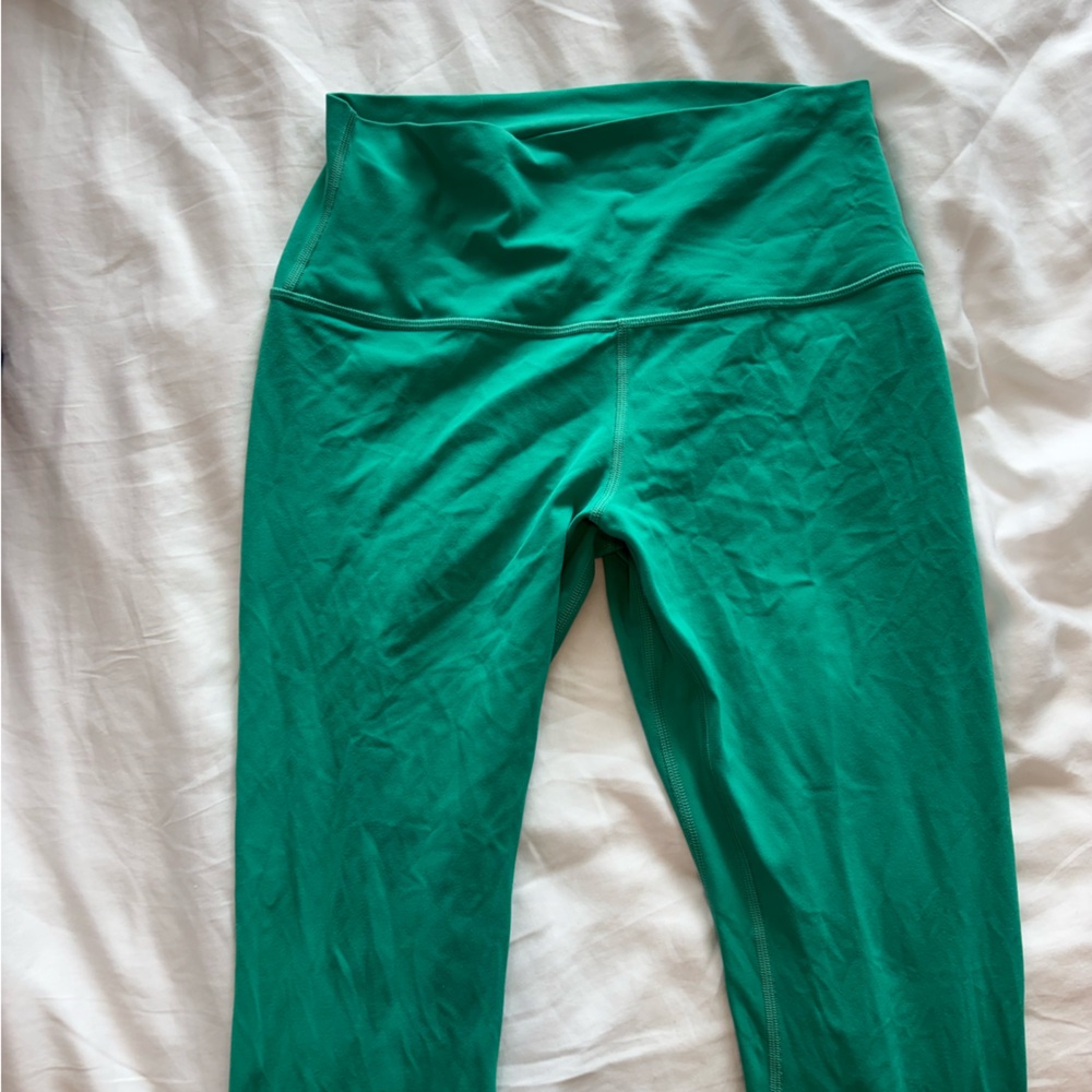 Vibrant green lulu leggings capri length in size 8